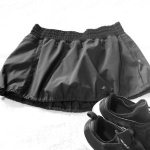 Lululemon skirt/skirt black size 10